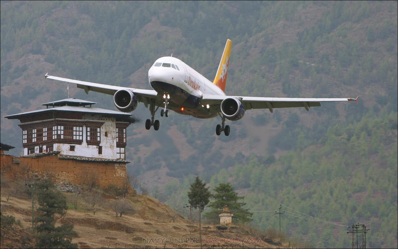 Aproccio-al-aeroporto-di-Paro-Bhutan